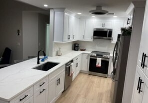 Micro-ondes, four, plaque de cuisson, lave-vaisselle