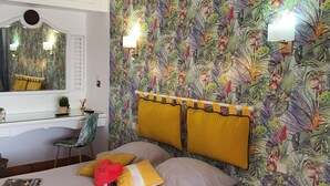 A bedroom with a bed, a desk, a chair, and a mirror. - Studio abricot 309 (La Trinité)