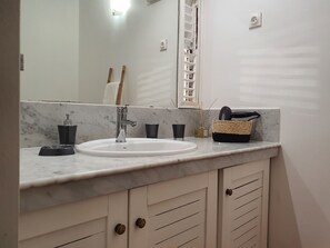 Een douche, een haardroger, zeep, toiletpapier