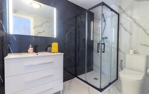 Ensemble douche/baignoire, sèche-cheveux
