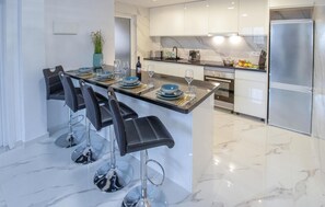 Een koelkast, een oven, een kookplaat, een vaatwasser