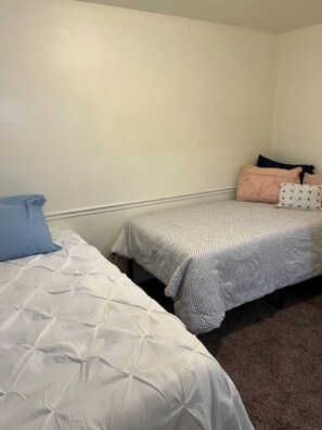 2 bedrooms, desk, travel crib, free WiFi - 2 Bedroom Basement Apartment in Springville (Springville)