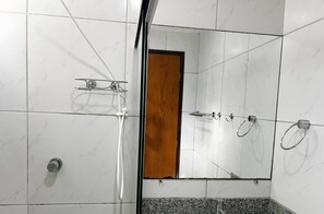 Apartamento | Cozinha privada | Geladeira, liquidificador, talheres/pratos/utensílios de cozinha