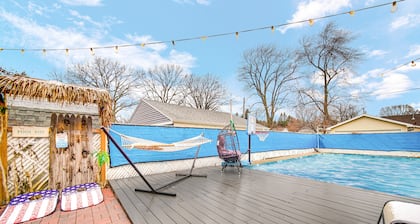 VIP! LUXURY 4BD 5min to Lake Michigan beach Big Pool with heater!!