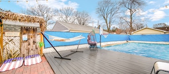 VIP! LUXURY 4BD 5min to Lake Michigan beach Big Pool with heater!!