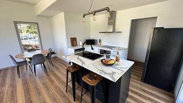 Kühlschrank, Mikrowelle, Ofen, Herdplatte
