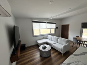 Smart TV, video-game console, stereo - Town & Tide Luxury Unit: Walk to Shops & Beach in 7min (Mallacoota)