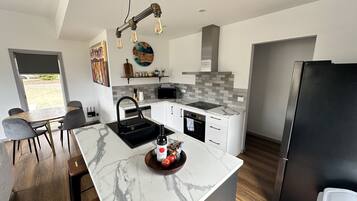 Frigorífic, microones, forn i placa de cuina