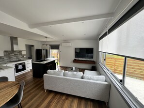 Smart TV, video-game console, stereo - Town & Tide Luxury Unit: Walk to Shops & Beach in 7min (Mallacoota)