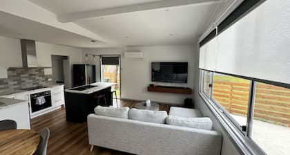 Town & Tide Luxury Unit: Walk to Shops & Beach in 7min