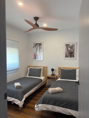 2 bedrooms, travel crib, free WiFi, bed sheets - Town & Tide Luxury Unit: Walk to Shops & Beach in 7min (Mallacoota)