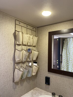 Serviettes fournies, savon, shampooing, papier de toilette