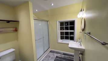 Ducha, secador de pelo, toallas, jabón
