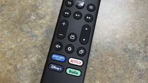 Un control remoto negro con botones para Amazon Prime Video, Netflix, Disney+, Hulu y Fire TV.
