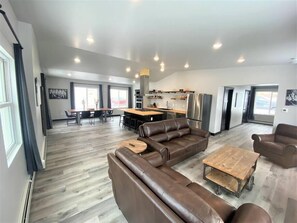 Smart TV, fireplace - Up North Luxury w/Unmatched Charm! 2 miles to MTU! (Hancock)