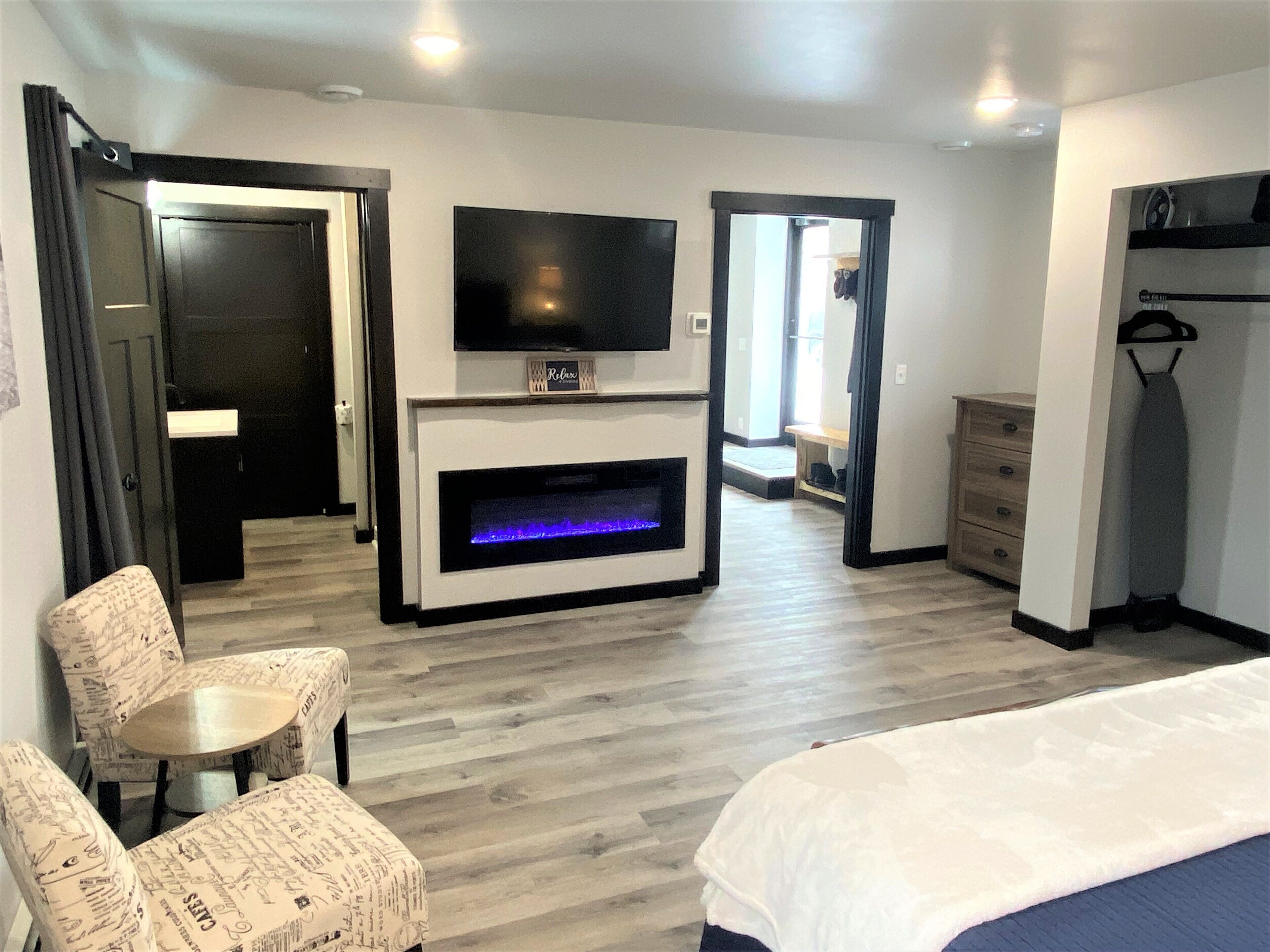 3 bedrooms, desk, iron/ironing board, travel crib