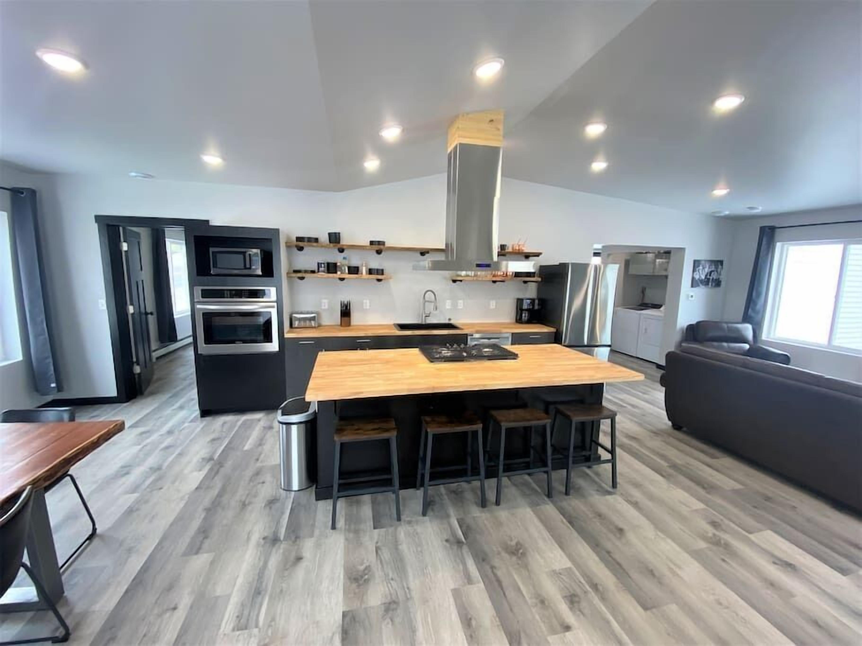 ثلاجة، ميكروويف، فرن، موقد طهي مسطح