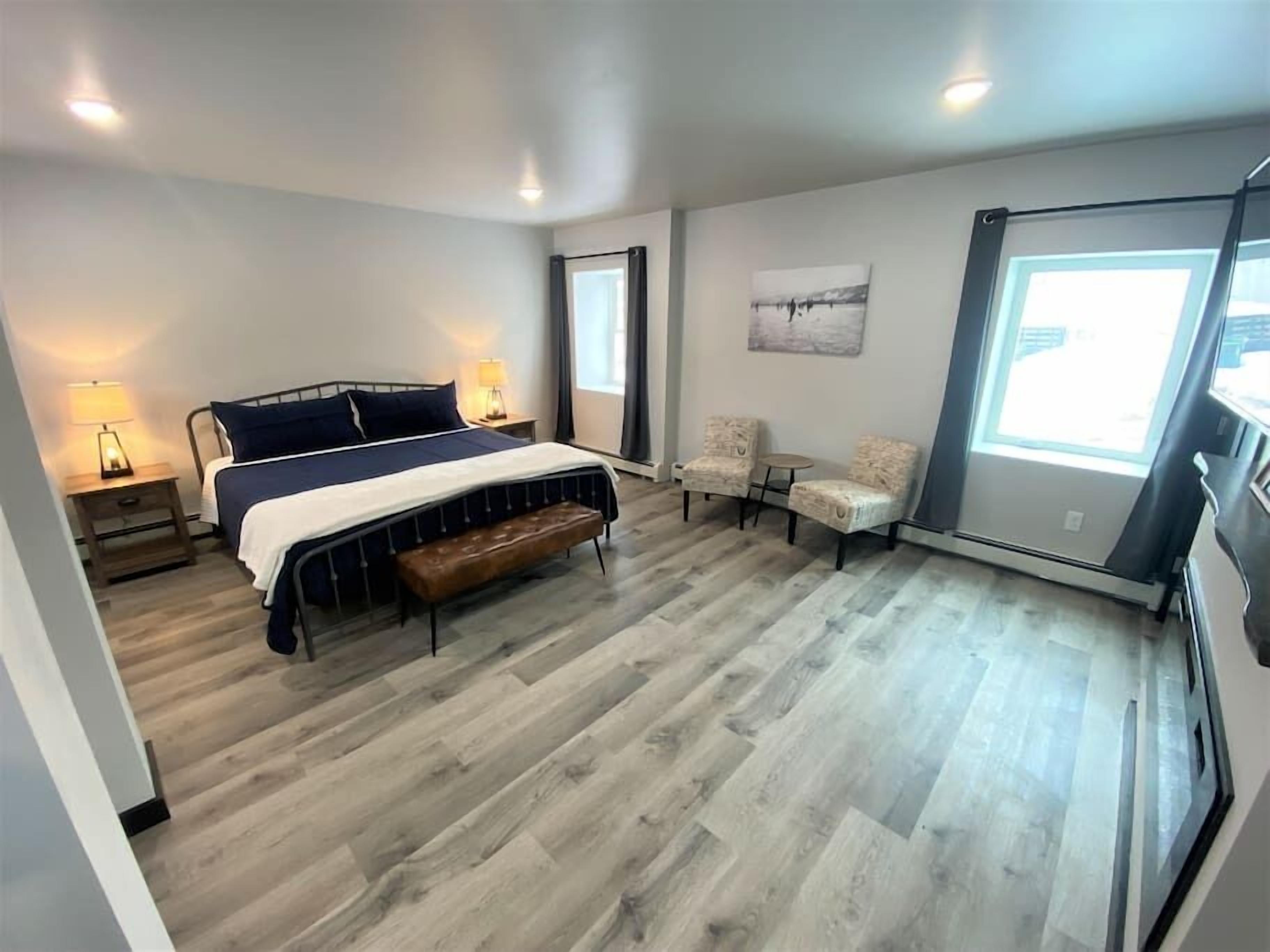 3 عدّة غرف نوم ومكتب ومكواة/لوح كي وسرير سفر