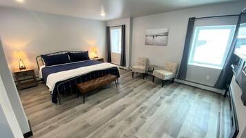 3 bedrooms, desk, iron/ironing board, travel crib