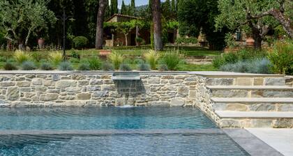 Tuscan Villa private infinity pool, exclusive location, AC, extra services