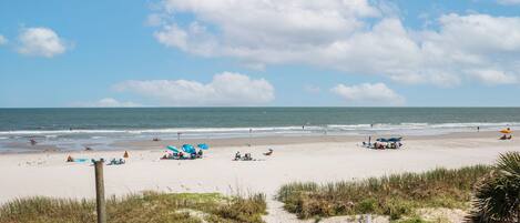 Plage, chaises longues, serviettes de plage
