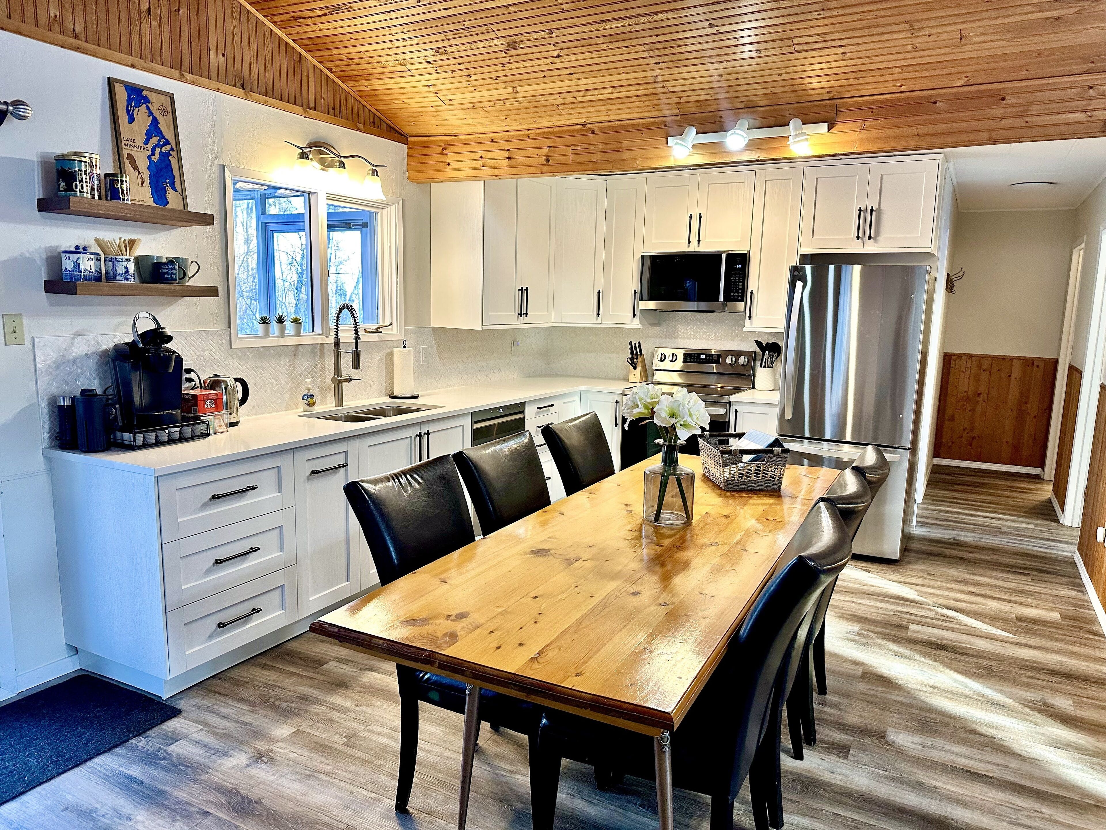 Réfrigérateur, four à micro-ondes, un four, surface de cuisson