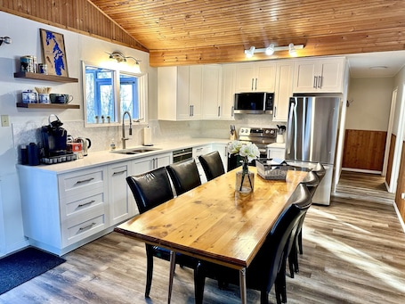Fridge, microwave, oven, stovetop. Cabin in Belair Properties