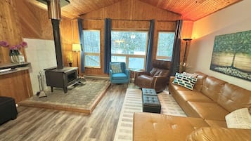 TV, peis, DVD-spiller og bøker