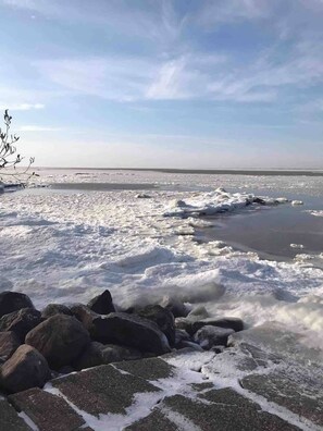Una costa rocosa con olas rompiendo en la playa.