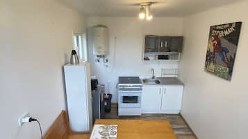 Cottage Klasik | Dapur pribadi | Lemari es kecil, oven, kompor, dan peralatan masak/sendok-piring