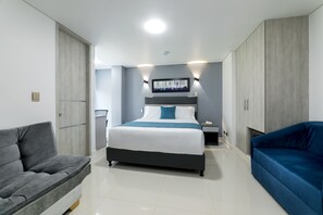 Deluxe Triple Room | Frette Italian sheets, premium bedding, down comforters, pillowtop beds - PIEDRA LUNA Casa de Huespedes (Cali)