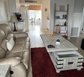 Smart TV, video games, DVD player, video library - Cozy Ormond Beach Bungalow home w/ backyard and garage 1 block to the beach (Ormond Beach)