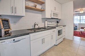 Fridge, microwave, oven, stovetop - Cozy Ormond Beach Bungalow home w/ backyard and garage 1 block to the beach (Ormond Beach)