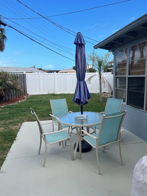Outdoor dining - Cozy Ormond Beach Bungalow home w/ backyard and garage 1 block to the beach (Ormond Beach)