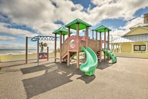Children’s area - Cozy Ormond Beach Bungalow home w/ backyard and garage 1 block to the beach (Ormond Beach)
