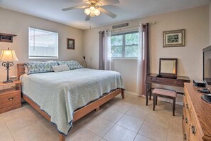 2 bedrooms, iron/ironing board, travel cot, free WiFi - Cozy Ormond Beach Bungalow home w/ backyard and garage 1 block to the beach (Ormond Beach)