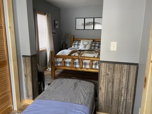 2 dormitorios, tabla de planchar con plancha, cuna de viaje