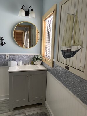 Ducha, secador de pelo, toallas y jabón