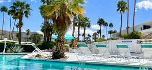 Utendørsbasseng og et oppvarmet basseng