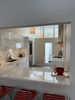 Kjøleskap, mikrobølgeovn, ovn og kokeplater