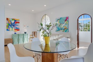 Signature Villa | Living area | 32-inch flat-screen TV with cable channels, TV, offices - Casa Estufa 25 (Funchal)