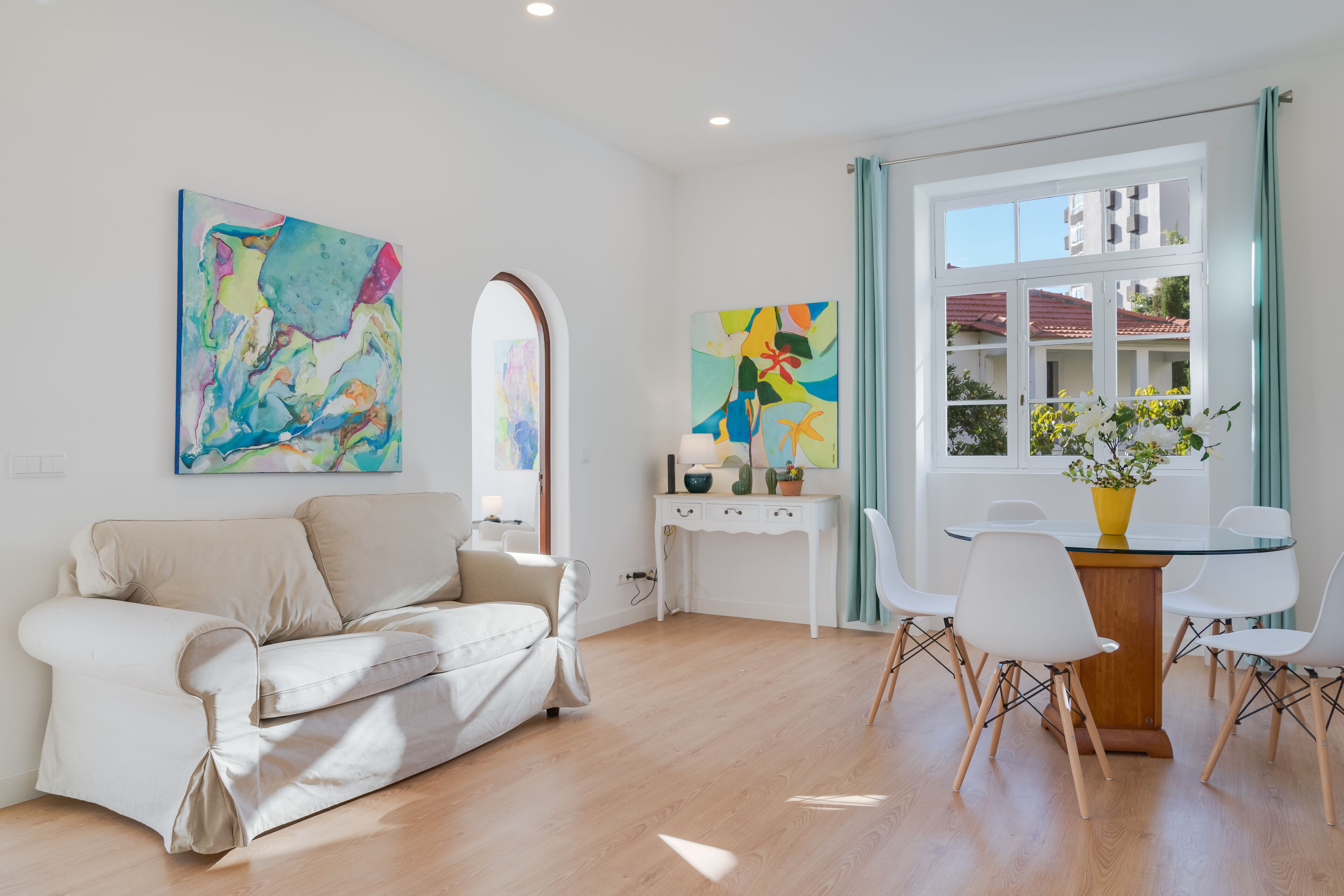 시그니처 빌라 | 거실 공간 | 케이블 채널 시청이 가능한 32인치 평면 TV, TV, 사무실