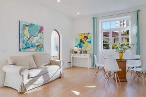 시그니처 빌라 | 거실 공간 | 케이블 채널 시청이 가능한 32인치 평면 TV, TV, 사무실