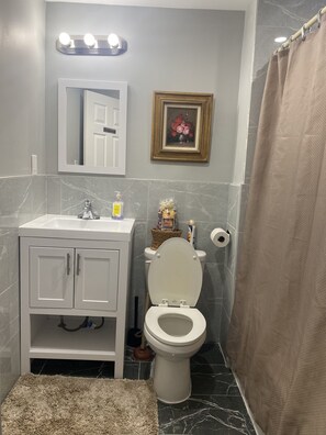 Een haardroger, handdoeken, zeep, shampoo