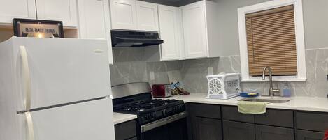 Jääkaappi, uuni, liesi, kahvin-/teenkeitin