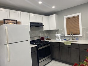 Réfrigérateur, four, plaque de cuisson, cafetière/bouilloire