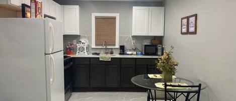 Fridge, oven, stovetop, coffee/tea maker