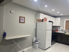 Een koelkast, een oven, een kookplaat, een koffiezetapparaat/waterkoker