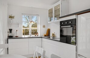 Refrigerador, parrilla de estufa, lavavajillas y cafetera y tetera