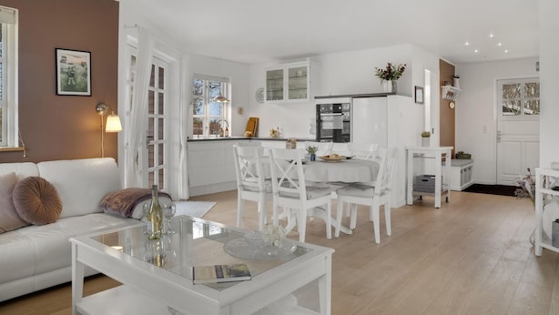Un apartamento moderno con comedor, cocina y sala de estar.